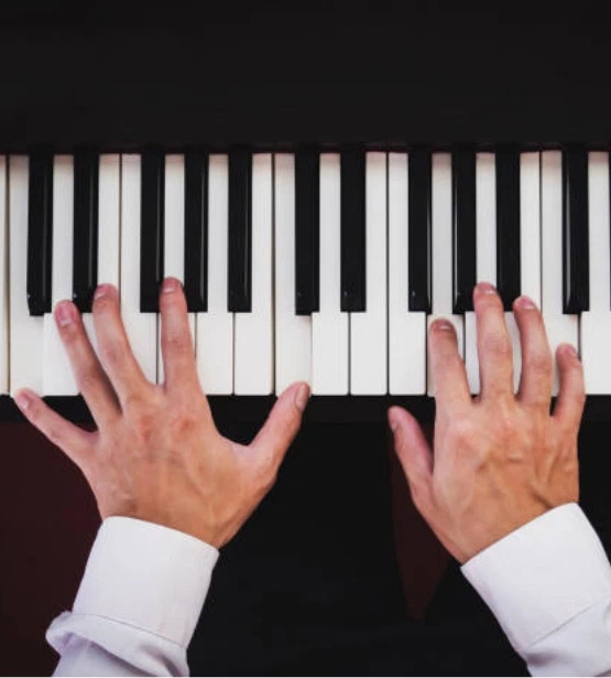 dłoni na pianinie