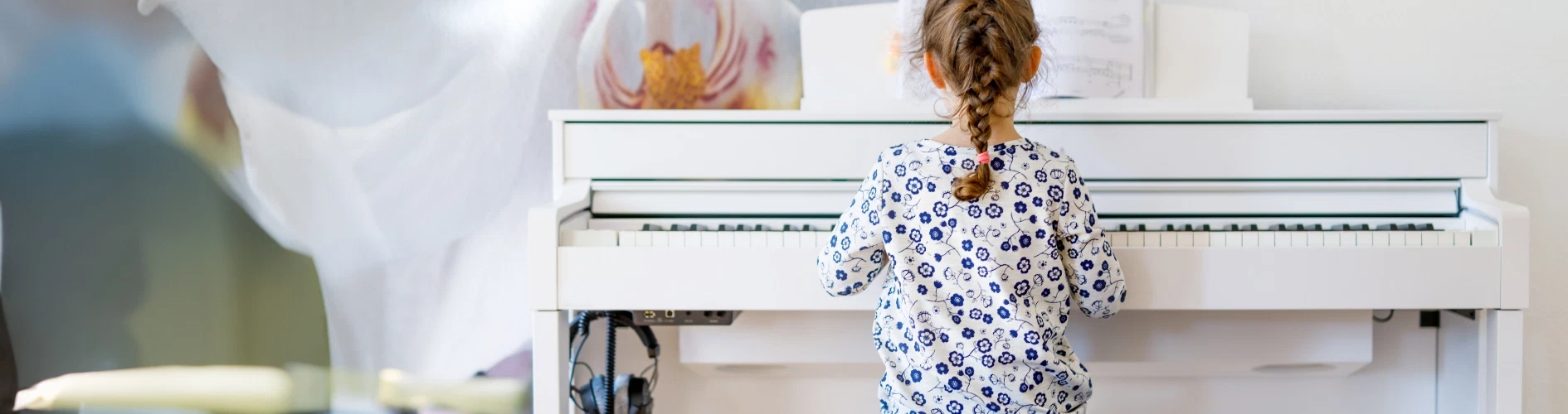 dziewczynka grająca na pianinie nauka gry